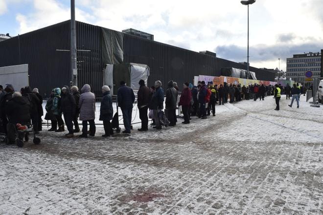 Hakaniemen torilla Helsingissä oli pitkä ruokajono, kun Suomi täytti sata vuotta.