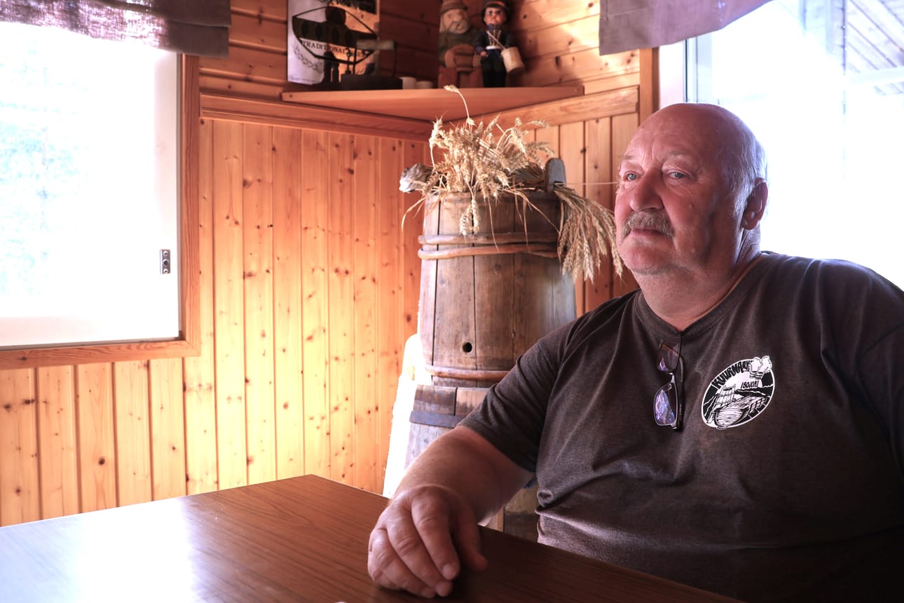 Paikallispolitiikan lisäksi Ari Kuusimäki on mukana monessa muussa toiminnassa. Hän on muun muassa Isojoen Sahtiopiston puheenjohtaja. Elokuussa hänen tehtävänään on tuomaroida sahdinvalmistuksen Sm-kisoja.