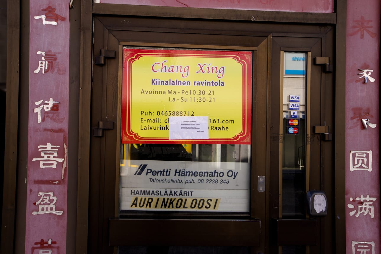 Väliaikaisesta sulkemisesta kertovat laput voivat vielä lisääntyä ravintoloiden ovilla lähiaikoina.