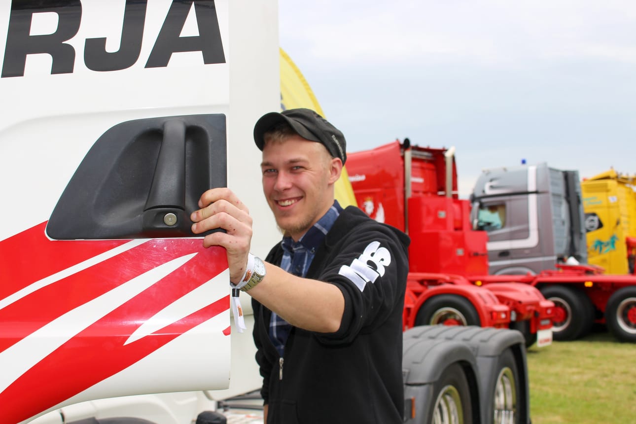 Jarmo Pääkkö sai luvan tuoda kuittipelinsä messuille esille, kun piti huolen, että Karjaluodon Scania on esittelykunnossa.