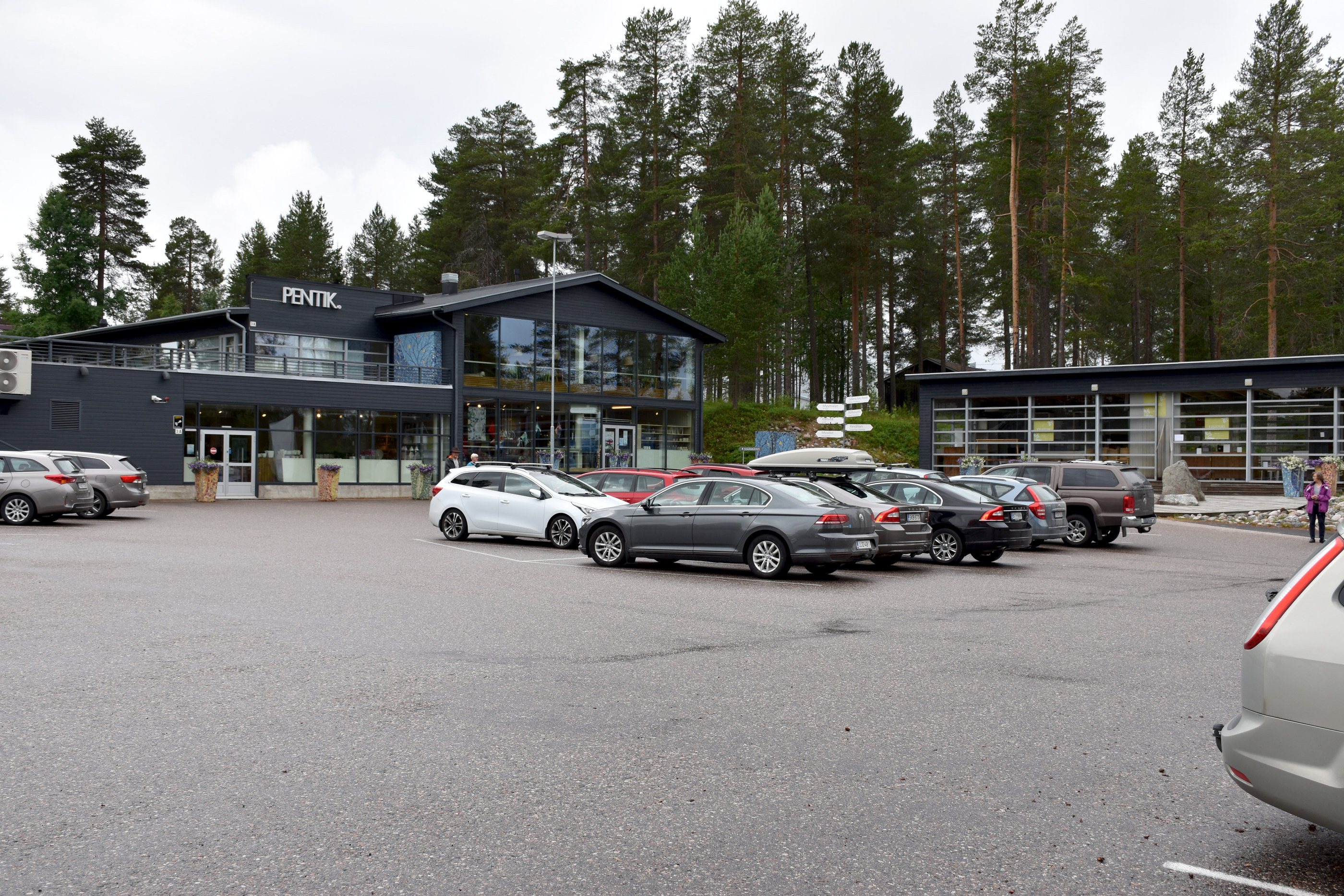 Pentik-mäellä on ollut vilkas heinäkuu. Parkkipaikka oli täynnä autoja  tiistaina vähän puolenpäivän jälkeen.