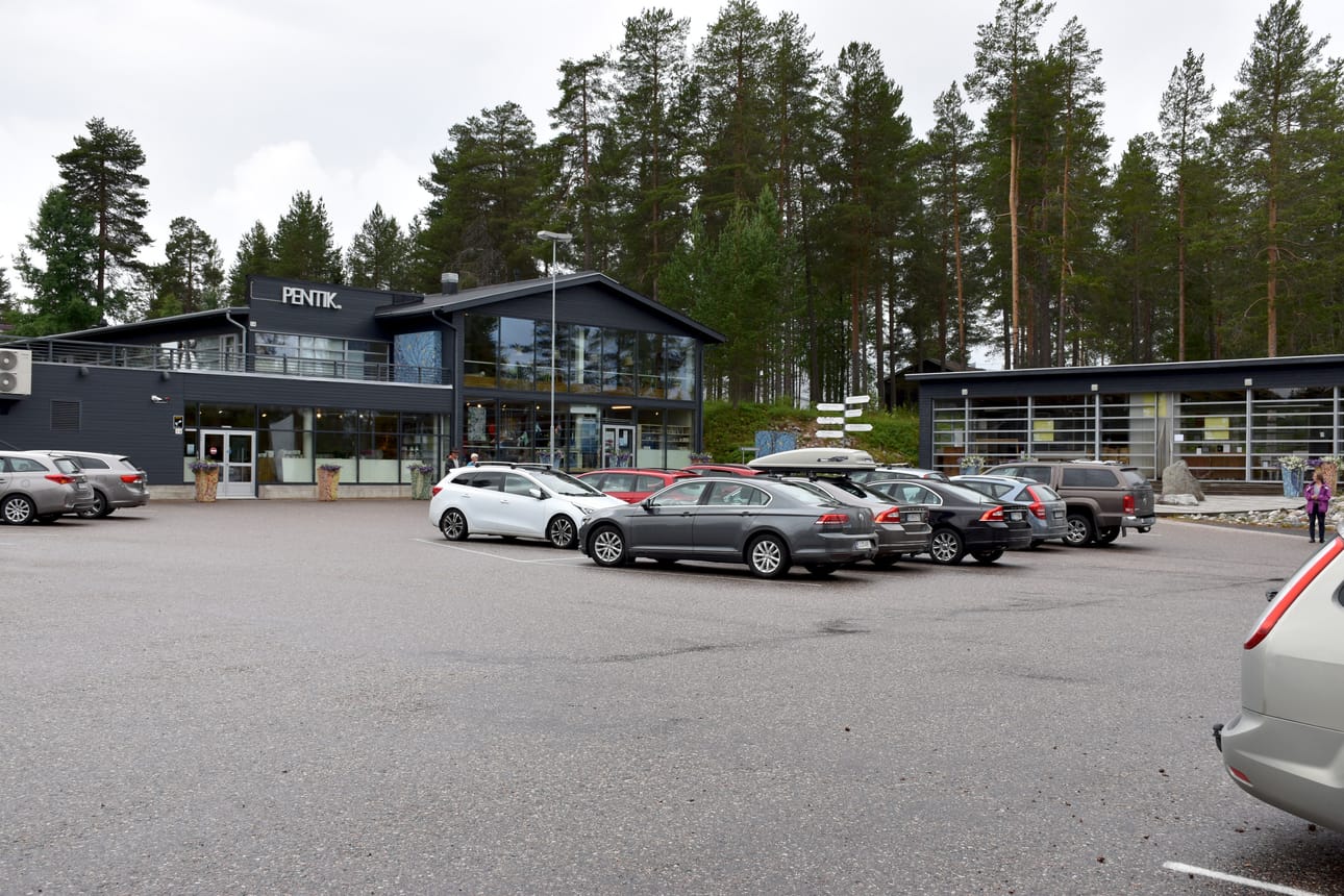 Pentik-mäellä on ollut vilkas heinäkuu. Parkkipaikka oli täynnä autoja tiistaina vähän puolenpäivän jälkeen.
