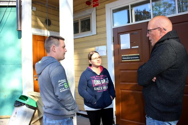 Juha-Pekka ja Johanna Alén sekä Jari Salmela Kristiinasta osallistuivat sitoutumattomien sunnuntaiseen kokoukseen. KUVA: TAUNO RIIHILUOMA