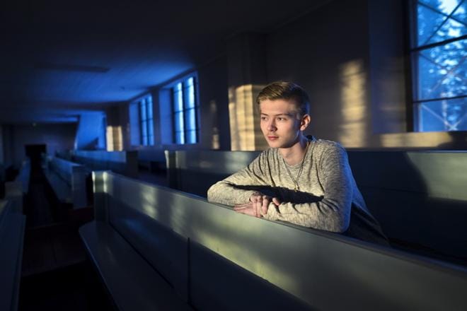 Pianotunteja lukuun ottamatta Rami Loukola on itseoppinut muusikko. Netistä löytyvä tieto ja soittovideot ovat auttaneet uusien soitinten haltuunottoa. KUVAT: TOMI KOSONEN