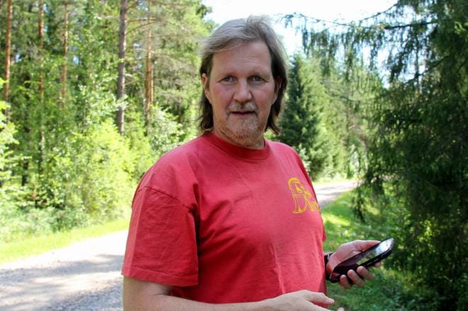 Kortesjärven paloaseman yksikönjohtaja Antti Asuinmaa ei ole huomannut, että sovellus heikentäisi kännykän akun kestoa merkittävästi. KUVA: MIA KÄRKKÄINEN