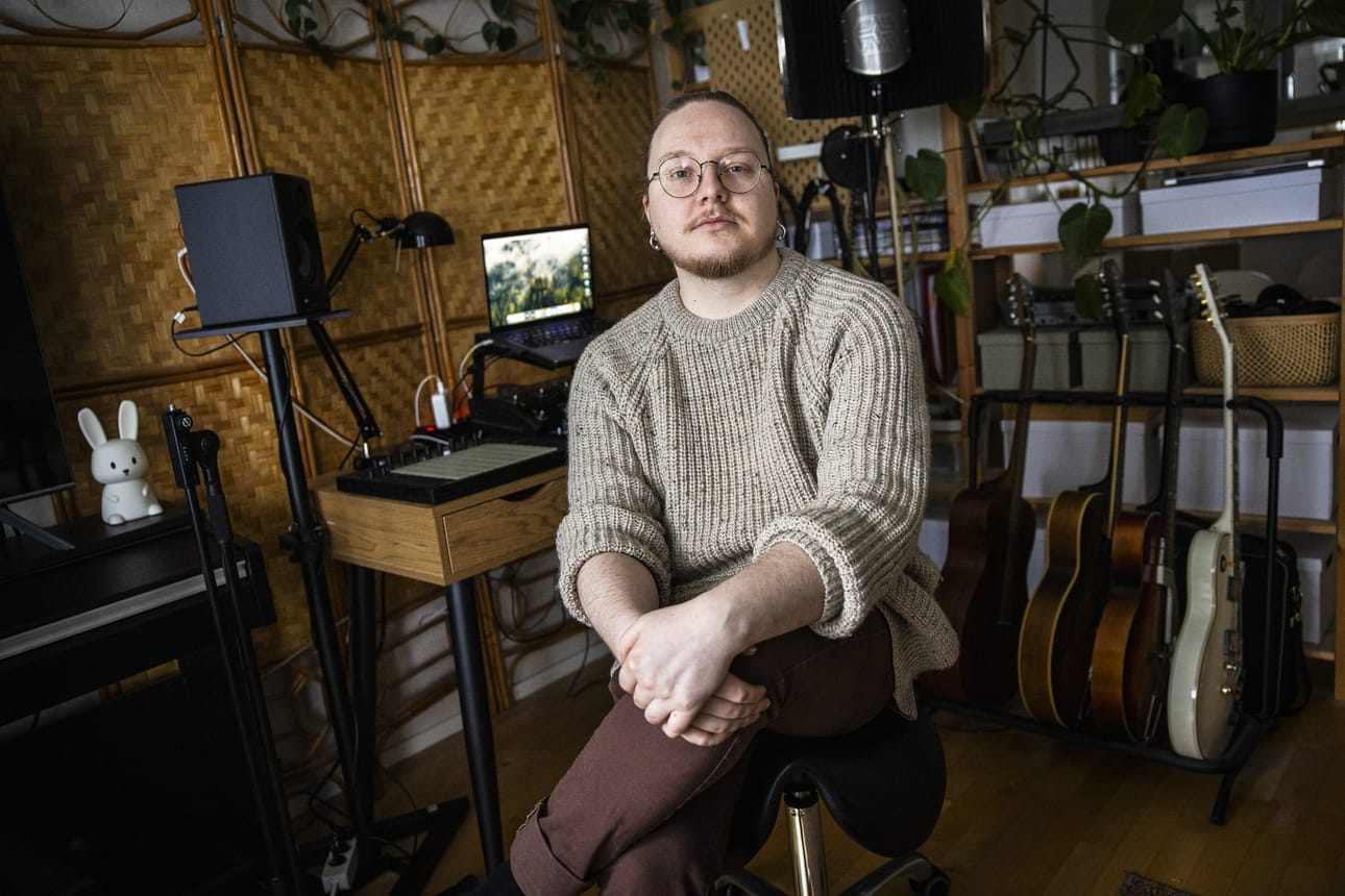 Ante Jalvela tekee taidetta kuvataiteen ja musiikin keinoin. Hänen sävellyksiään kuultiin viime kesänä Konttisen kesäteatterin Veljeni, Leijonamieli -esityksessä.