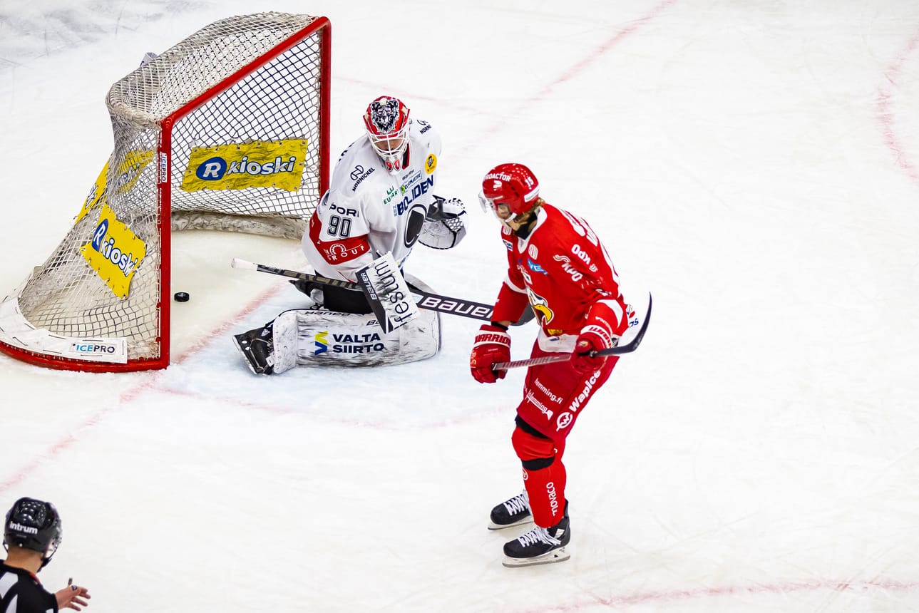 Lassi Vanhatalon laukaus kopsahti voittolaukauskisassa Ässien Konstantin Volkovin taakse ja sinetöi Sportille kaksi pistettä.