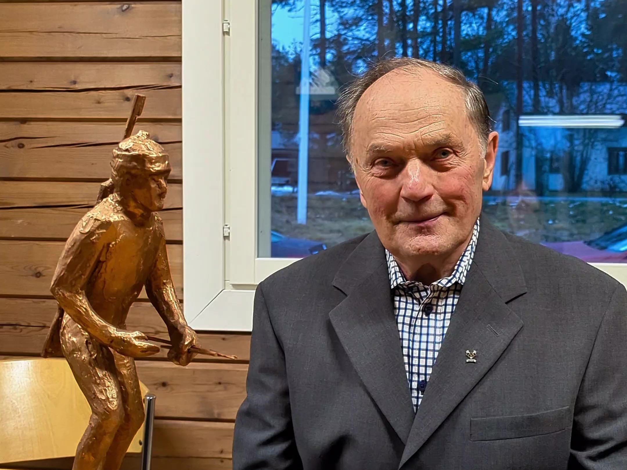 "Kyllähän se ihan mukavalta tuntuu" – Näin ampumahiihtolegenda Heikki Ikola kommentoi patsashanketta videolla