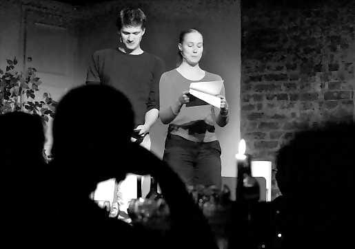 Kynttilöiden valossa. Timo Ruuskanen ja Minna Puolanto esittivät Teatterimaanantaissa lukudraamaa.