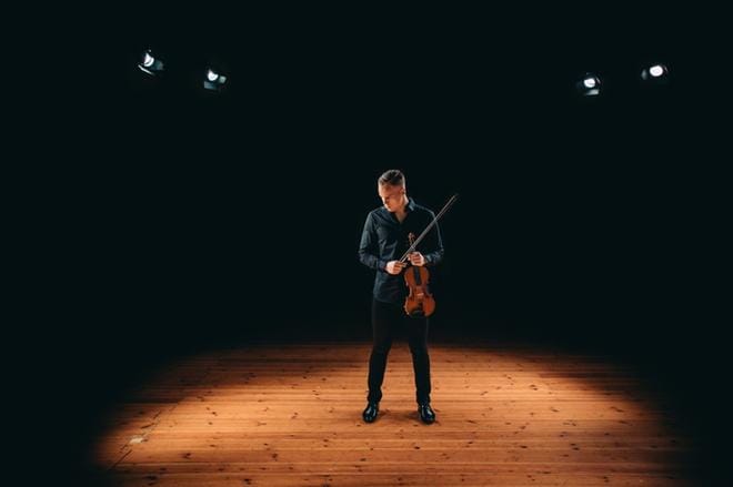 Oneviolinin julkaisutahti on oikeastaan kiinni musiikkivideoiden valmistumisesta, sillä kaiken muun Pekka Niemi tekee itse. Videopuolella auttavat armeijakaverit Jani Kaitosalmi ja Otso Koiso-Kanttila, joiden kanssa Niemi oli myös sotilassoittokunnassa. KUVA: PAAVO KORHONEN