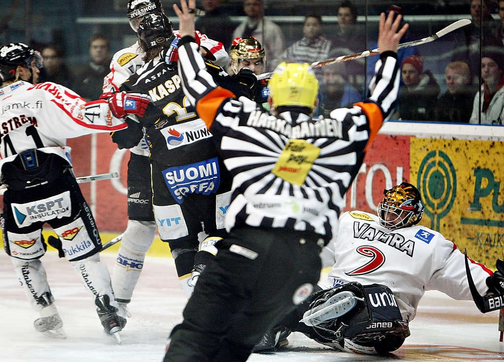 Ottelupalkkio pienenee, mutta työmäärä kasvaa. Tuomareita tarvitaan ensi kaudella SM-liigan 420 runkosarjaottelussa. Ottelumäärä kasvoi 14:llä viime kaudesta.