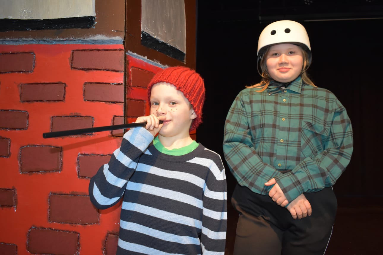 Vinskin roolia näyttelevä Jaro Laihola ja palomestarin ja kertojan roolissa oleva Viivi Skog odottavat ensi-iltaa innolla ja jännityksellä.