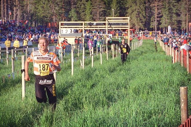 Vuoden 2001 Nikkari-Jukolassa Turun Suunnistajien ankkuri Janne Salmi jätti loppusuoralla Turun Metsänkävijöiden Toni Louhisolan kakkoseksi. KUVA: JUHA HARJU
