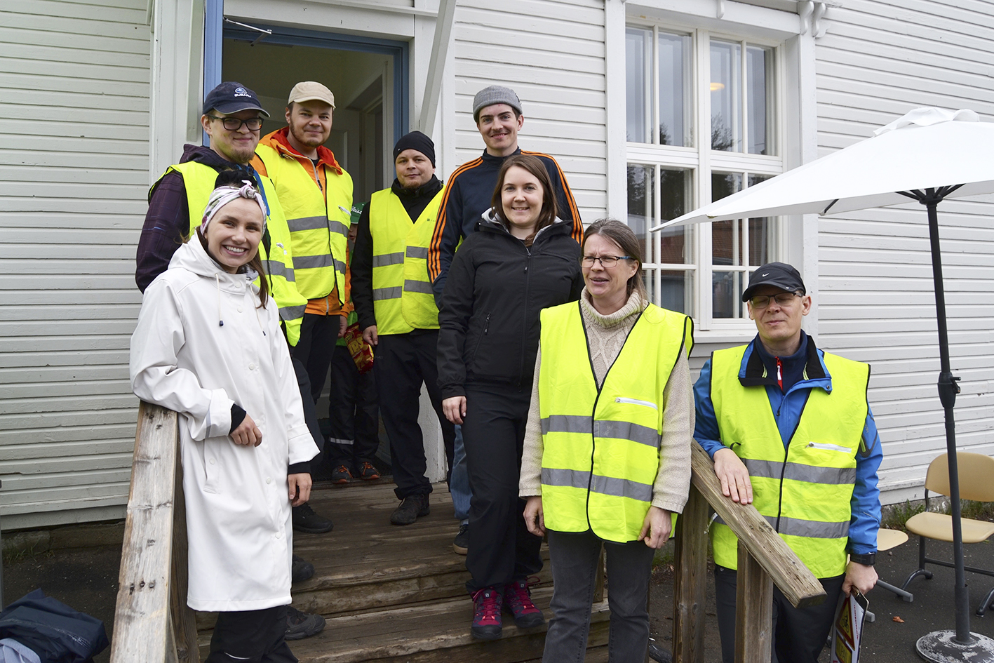 Joukkokuvassa paikalla ollutta kylätoimikunnan väkeä: Vasemmalta Susanne Salmela, Sami Ristiluoma, Tommi Tuovinen, Lasse Räihä, Alex Saikkonen, Mirka Alapirtti, Leena Rämö ja Timo Mäkelä