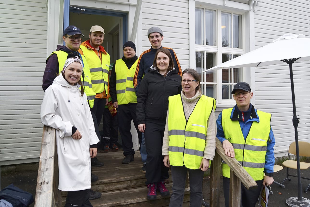 Joukkokuvassa paikalla ollutta kylätoimikunnan väkeä: Vasemmalta Susanne Salmela, Sami Ristiluoma, Tommi Tuovinen, Lasse Räihä, Alex Saikkonen, Mirka Alapirtti, Leena Rämö ja Timo Mäkelä