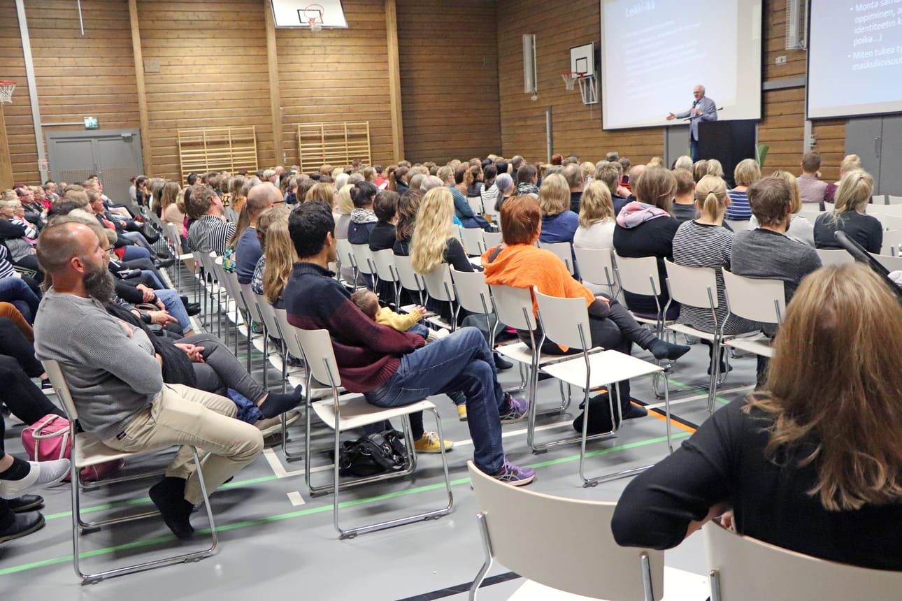 Hirsikampuksen vanhempaintoimikunta päätti pyytää Jari Sinkkosen vierailemaan, koska lasten ja nuorten psyykkinen ja fyysinen pahoinvointi ovat olleet vanhempien suurena huolena. Sinkkonen veti Hirsikampuksen salin lähes täyteen lokakuun ensimmäisenä päivänä pidetyssä avoimessa tilaisuudessa.