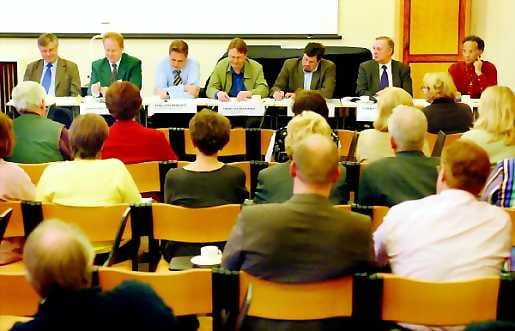 Vaaliteema. Myllytullin koululla keskusteltiin torstai-iltana Oulun opetustoimen kuumista kysymyksistä. Oulun opettajien ammattiyhdistys oli kutsunut paikalle valtuustoryhmien edustajia.