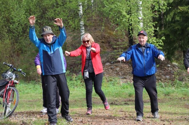 Tasapainoa harjoittavassa liikkeessä Antti Heinimäki, Anneli Heinimäki ja Risto Myllymäki keinuivat eteen ja taakse. Liikettä tehostettiin ottamalla kädet mukaan heilumaan. KUVA: EEVA-LIISA KULJU