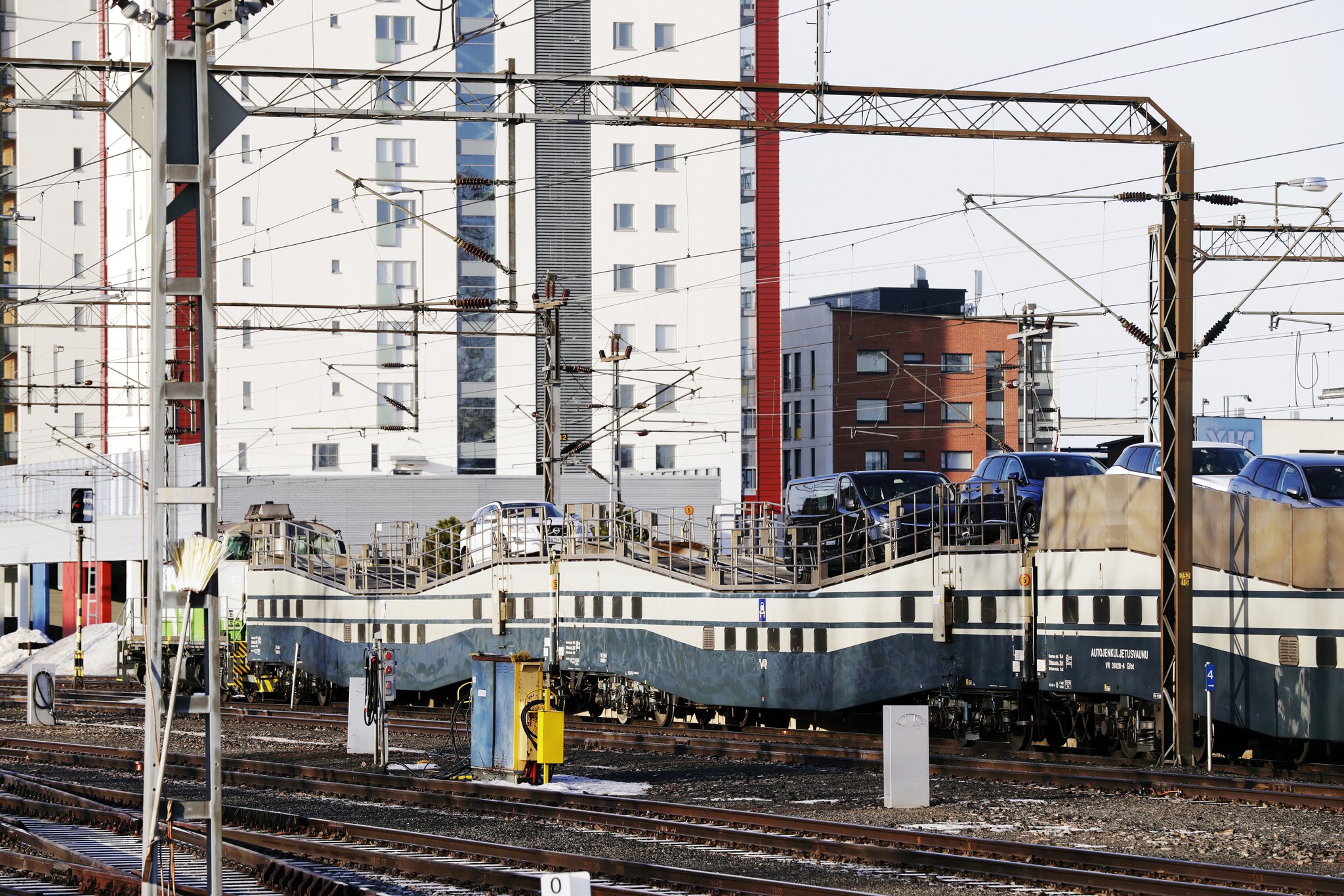 VR:ltä kerrotaan, että autojuna-palvelun käyttö on kasvanut samaan tahtiin kuin muukin junamatkustus.