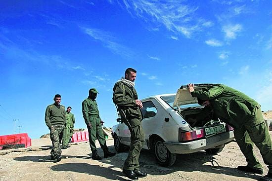 Ei asiaa. Palestiinalaiset turvallisuusjoukot tarkastamassa autoa, joka oli menossa Israelin julistamalle puskurivyöhykkeelle.