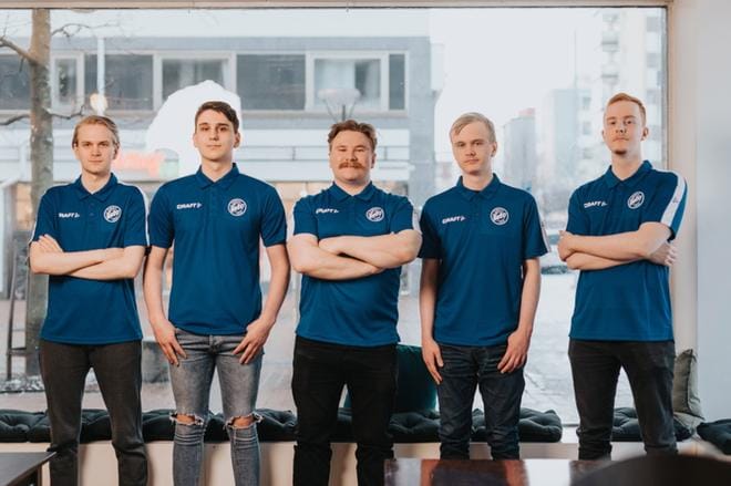 Vedon e-sports-joukkueessa pelaavat Topi ‘’LYNXi’’ Kauppi, Jemi ‘’jemi’’ Mäkinen, Lauri ‘’NiNLeX’’ Vanhanen, Niko ‘’choco’’ Munukka ja Jere ‘’Elfern’’ Nissi. Kuva: Severi Peura.