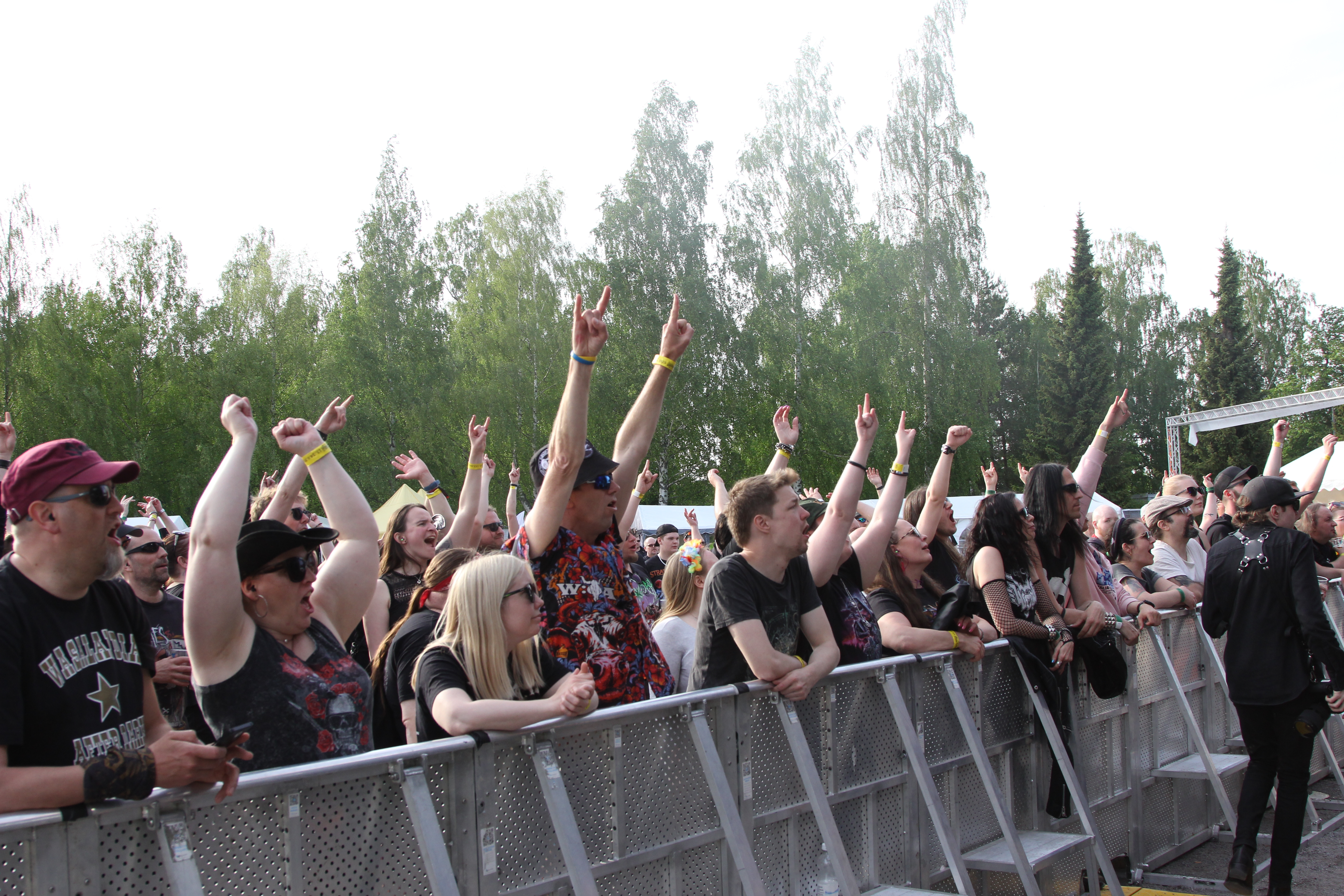Bloodboundin ehtiessä lavalle yleisöä oli jo runsaasti, ja fanit elivät musiikissa mukana.
