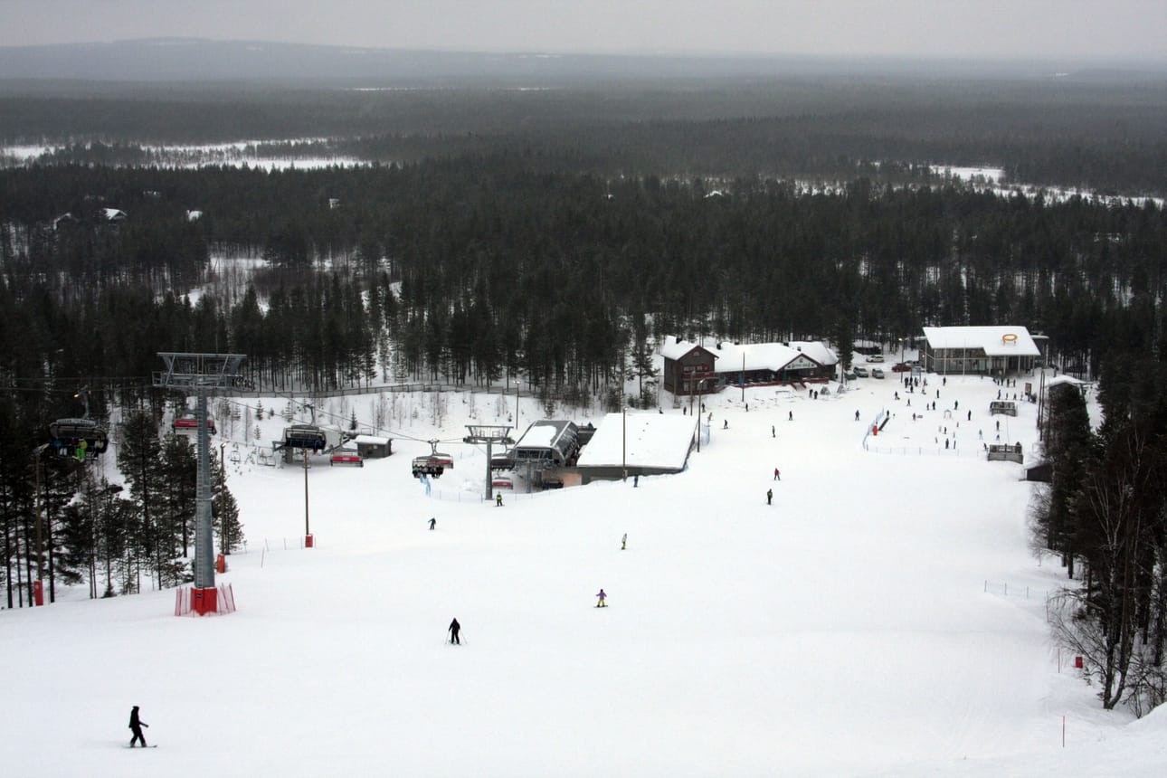 Iäkäs mies kaatui Pyhäntunturin laskettelukeskuksen rinteessä ja kuoli kaatumispaikalleen. Poliisi tutkii tapausta kuolemansyyn selvittämisenä. Kuvituskuva.