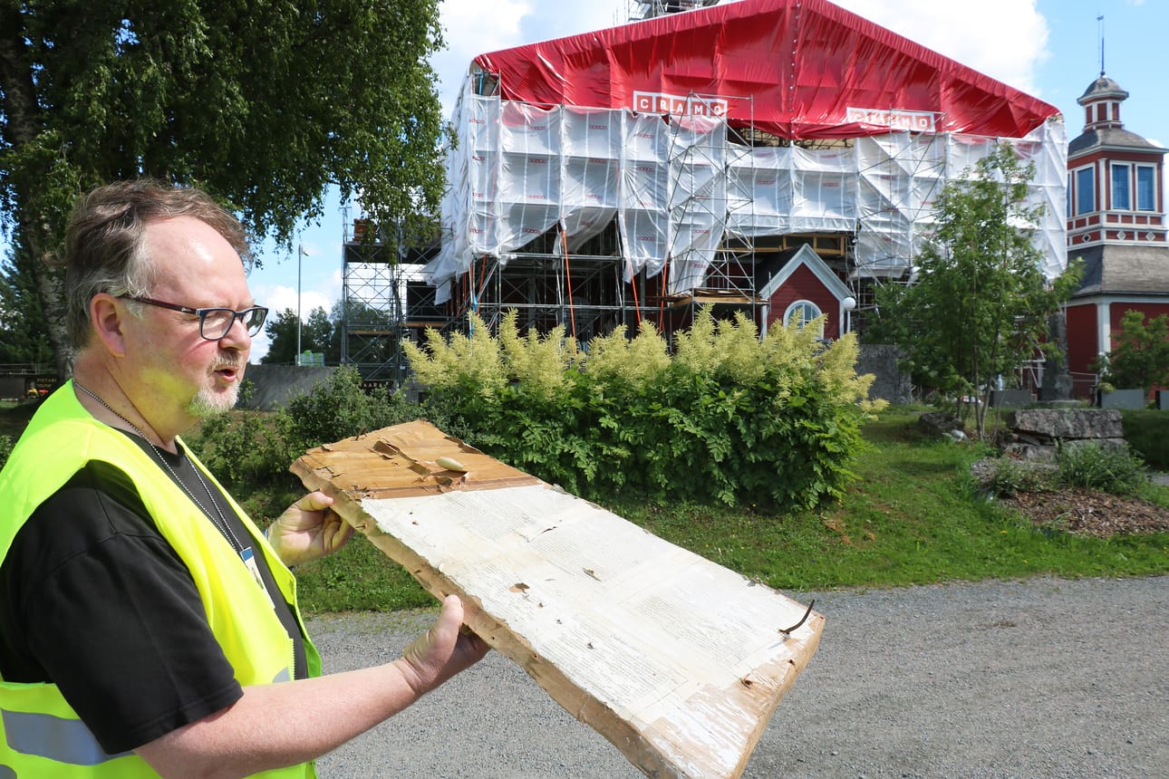 Arkkitehti Antti Pihkalalle Oulaisten kirkko on tuttu aiempien vuosien remonteilta. Nyt paanukattotyömaalta löytynyt lauta on mielenkiintoinen tutkimuskohde, josta saattaa paljastua palanen kadonnutta kattomaalausta.