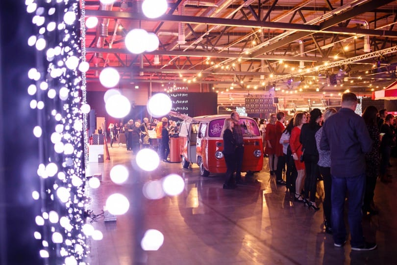 Festivaalihenkiset pikkujoulut tuovat valoa pimeyteen.