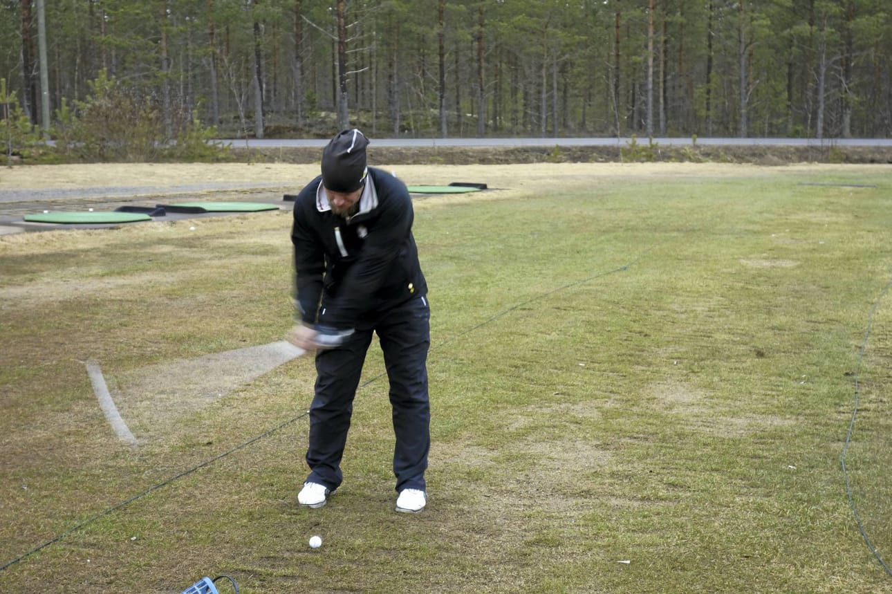 Petri Ylilehto kävi torstaina hiomassa lyöntiään kuntoon. Mies on tekemässä paluuta golfin pariin liki 20 vuoden tauon jälkeen.