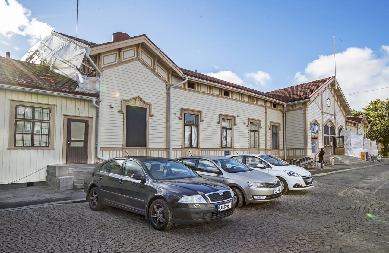 Oulun vanha puinen rautatieasema alkaa pikku hiljaa paljastua uudessa kuosissaan. Julkisivua on kesän aikana maalattu ja kunnostettu.