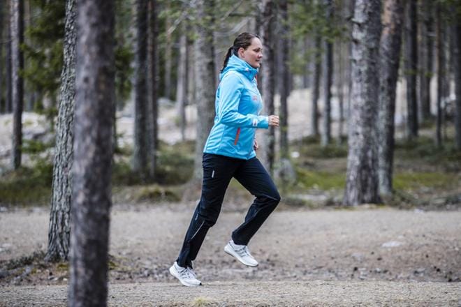 Lapin urheiluakatemian lajivastaava Susanna Parkkisenniemen mukaan juoksukammosta pääsee eroon, kun aloittaa harjoittelun maltilla. Liian nopea tahti ja liian pitkät matkat syövät orastavan juoksuinnostuksen ja tuovat mukanaan vain kipeät jalat. 1-3 kuukauden harjoittelulla kuka tahansa jaksaa juosta viisi kilometriä. KUVA: Anssi Jokiranta