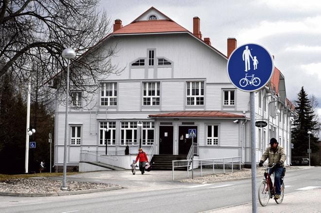 Nuorisotalo Räimiskä sijaitsee uimahallia vastapäätä joen rannalla. Arkistokuva: Osmo Kahari