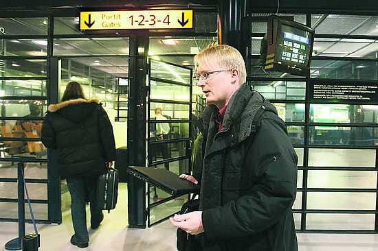 Tomi Ilvessalmi päätti maanantaina Oulun lentoasemalla, että kannettavaan tietokoneeseen pitää laittaa omistajan tarra. Uusien turvatarkastusten takia koneet voivat vaihtua.