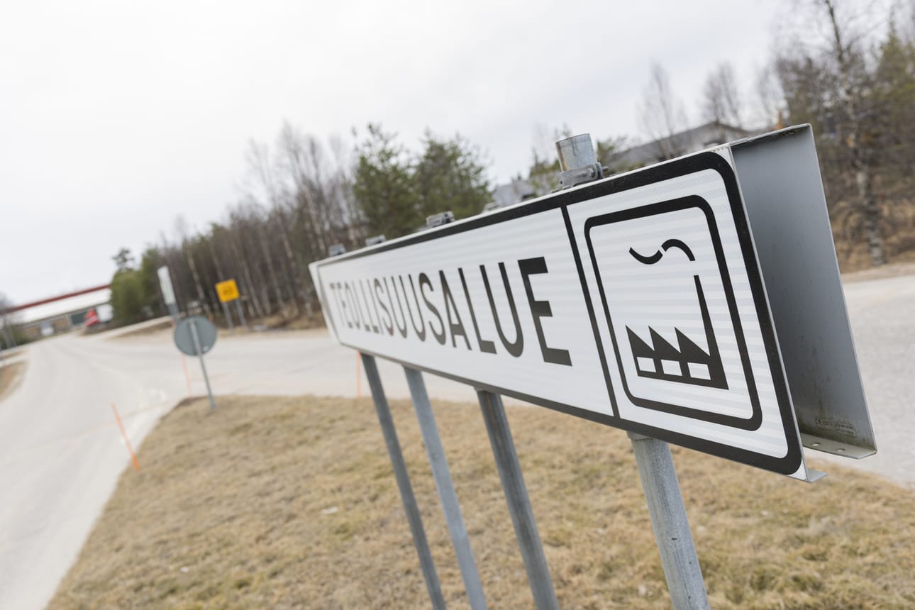 Kyltti Taivalkosken teollisuusalueelle Posiontieltä johtavan Asematien suuntaan. Ensimmäinen poikkitie Asematieltä oikealle on Vaunutie.