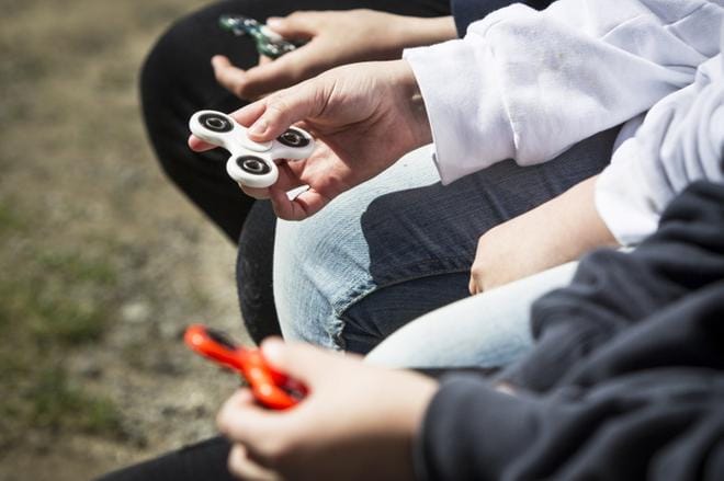 Stressilelu fidget spinnerillä voi tehdä erilaisia temppuja. – Heitellä sormelta ja kädeltä toiselle, ja nenänpäässäkin voi pyöritellä, Jasper Virkkala kertoo.