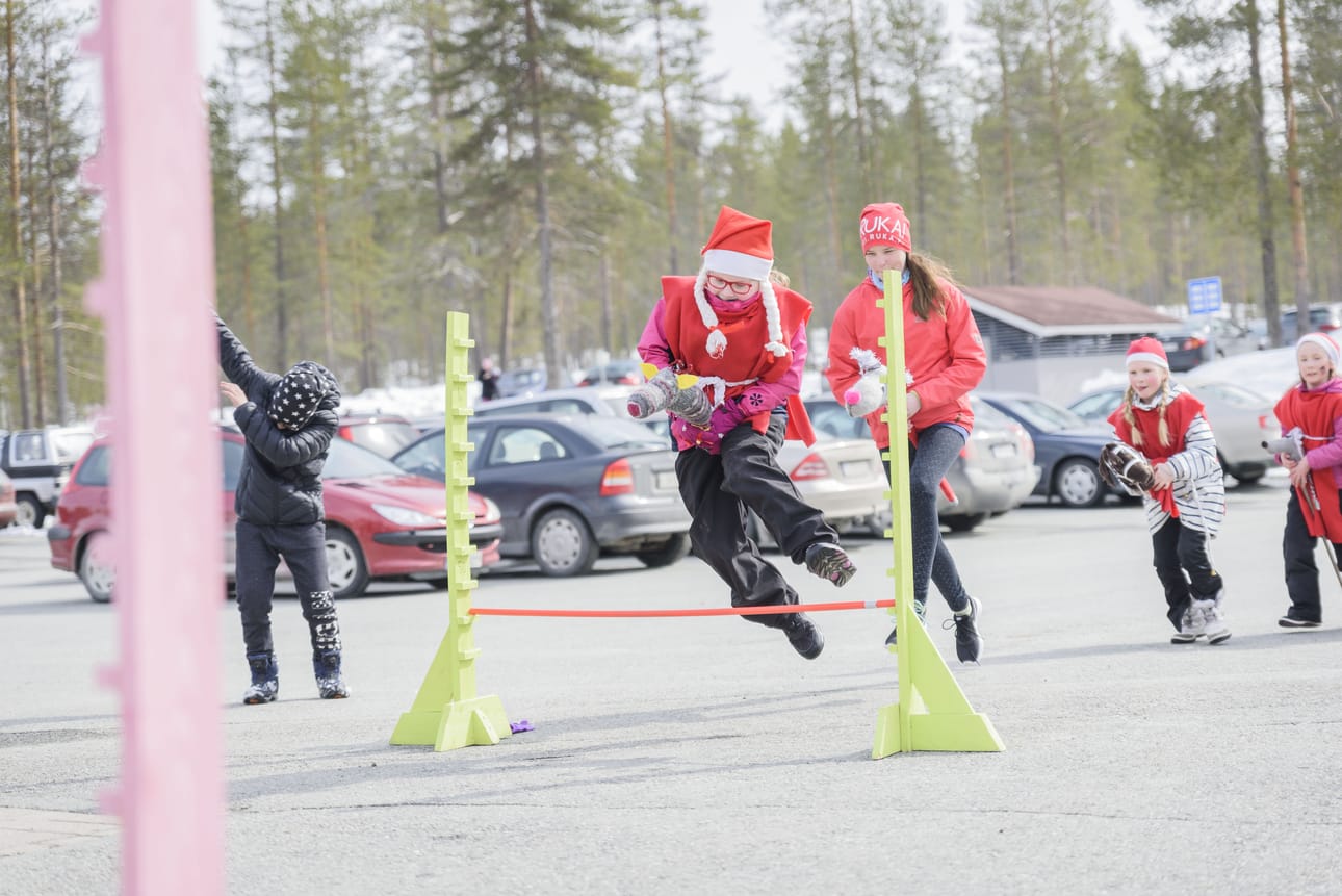 Hop! Nellastiina Määttä hyppäsi Nopi-keppihevosella korkealle.