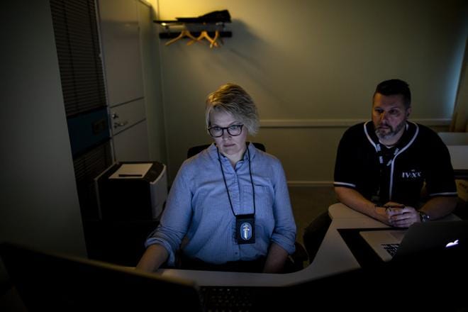 Keskusrikospoliisin CSE-ryhmään kuuluvat Maria Rossi ja Mikko Veijalainen tutkivat netissä ja netin kautta tapahtuneita lasten seksuaalisia hyväksikäyttöjä. KUVA: Joel Maisalmi