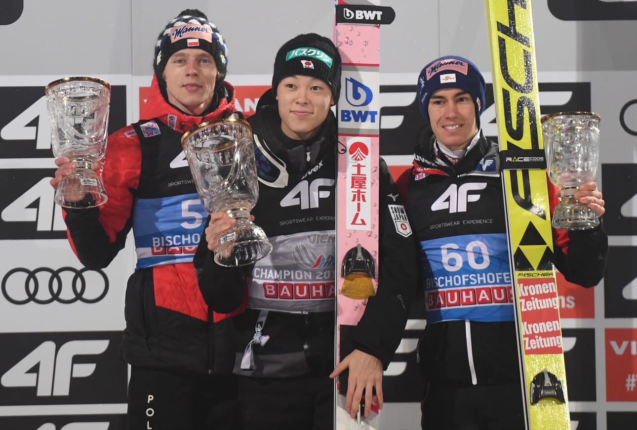 Puolan toiseksi sijoittunut Dawid Kubacki, mäkiviikon voittanut Japanin Ryoyu Kobayashi ja kolmanneksi sijoittunut Itävallan Stefan Kraft vastaanottivat palkintonsa.