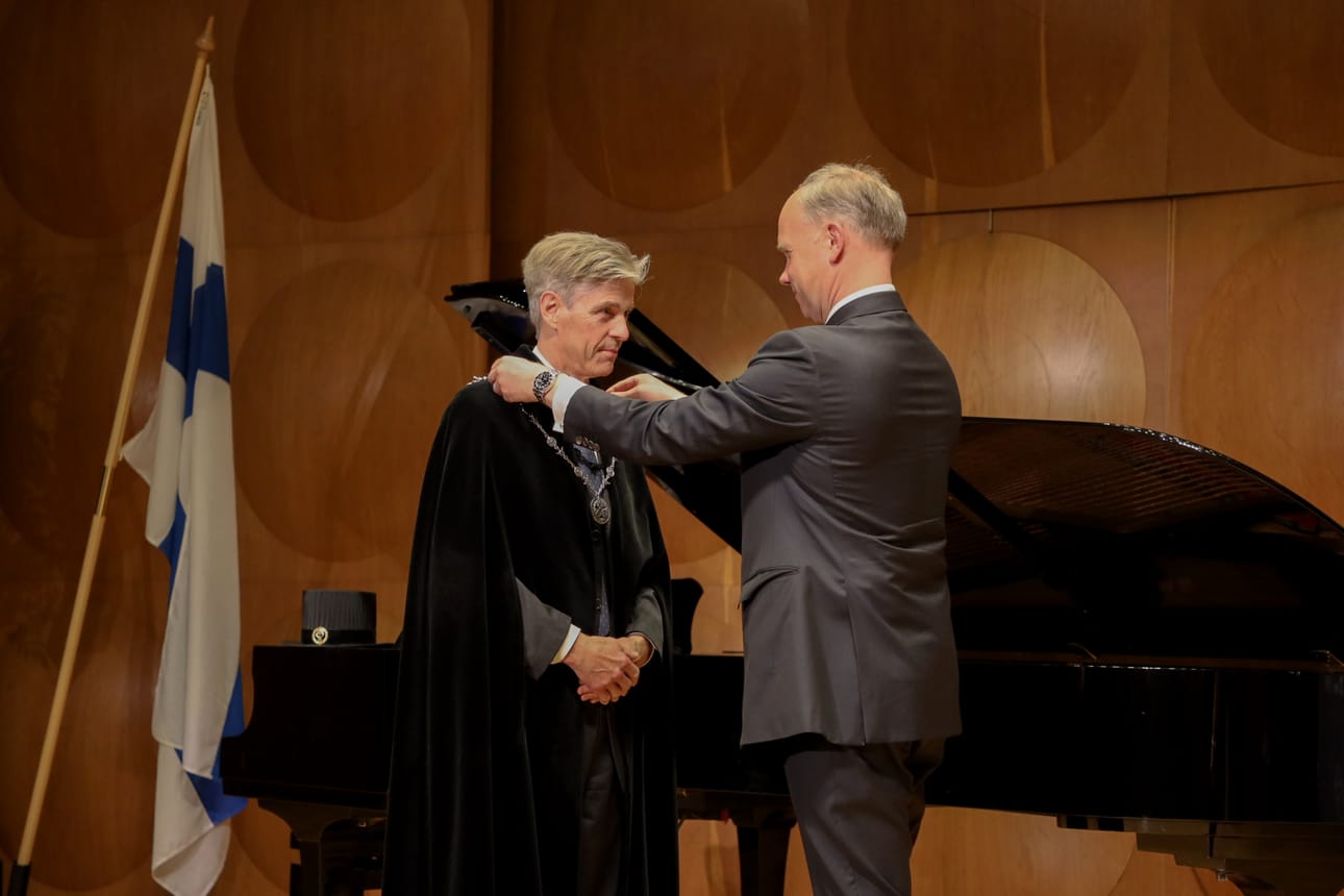 Ingmar Björkman on Hankenin uusi rehtori. Kuvassa häntä onnittelee Hankenin hallituksen puheenjohtaja Christoph Vitzthum.