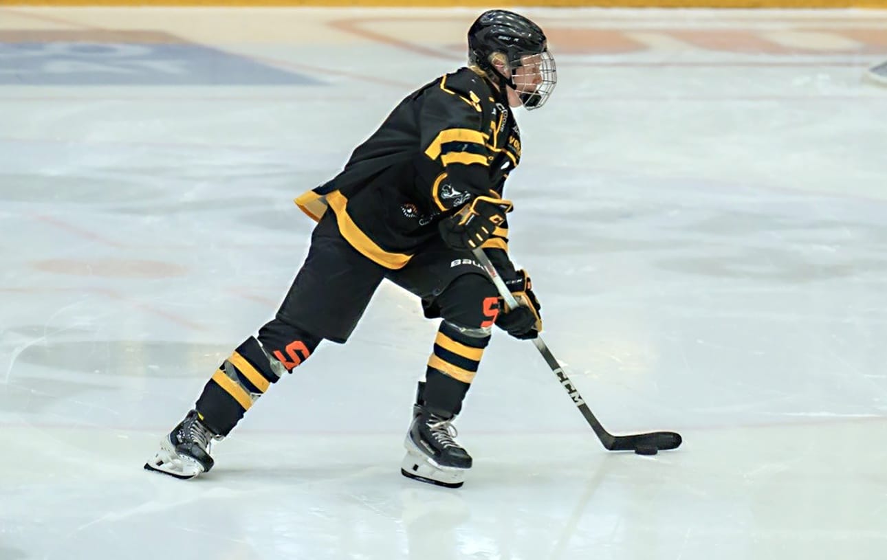 Akseli Ikola oli keväällä voittamassa U16-ikäluokan suomenmestaruutta Kärppien kapteenina.
