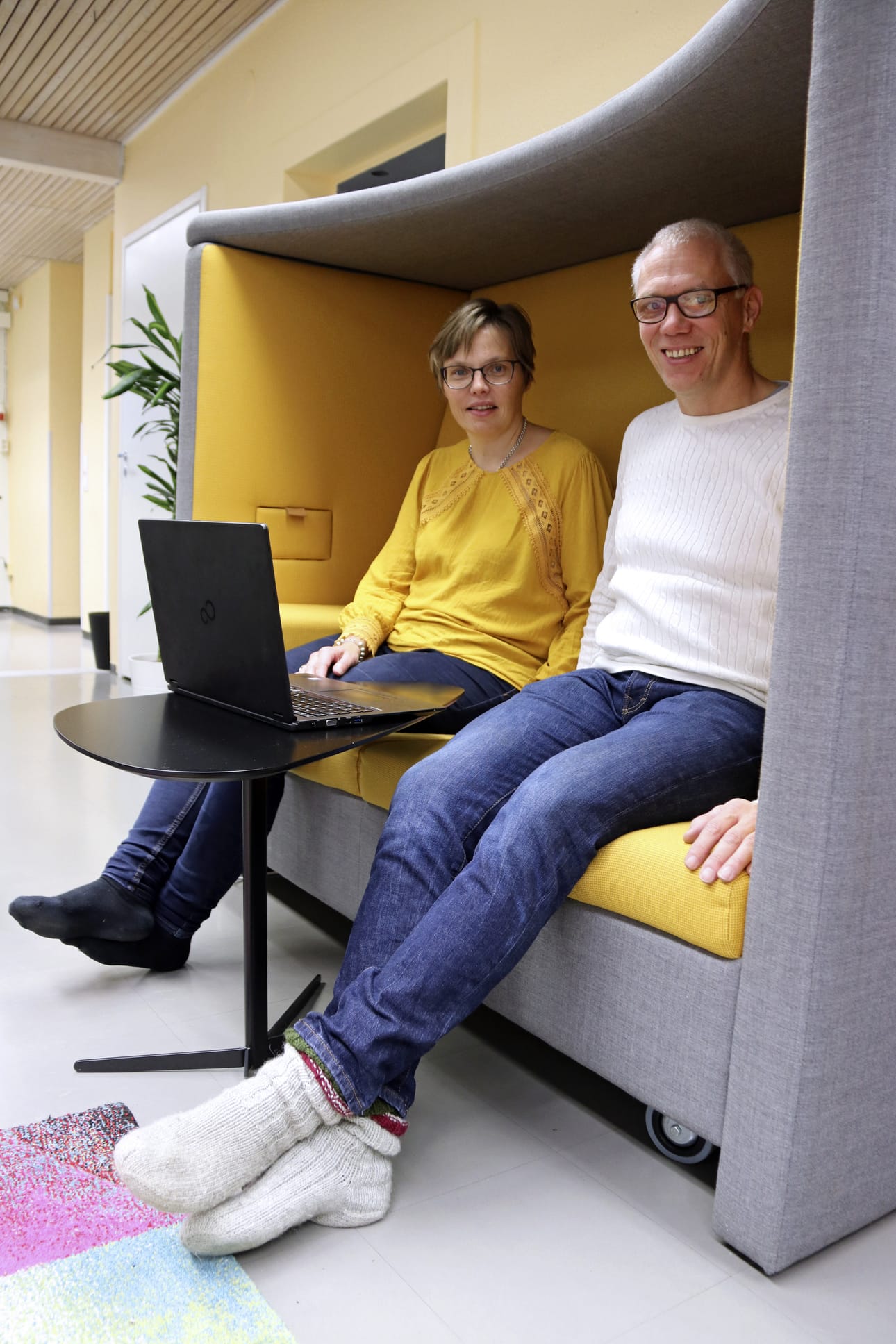 Sirpa ja Esa Hirvasniemi tarttuivat rohkeasti härkää sarvista ja vuokrasivat kunnan omistamat tilat etätyötilatoimintaa varten. ”Ajattelimme tässä kuntalaisten etua”, he kertovat.