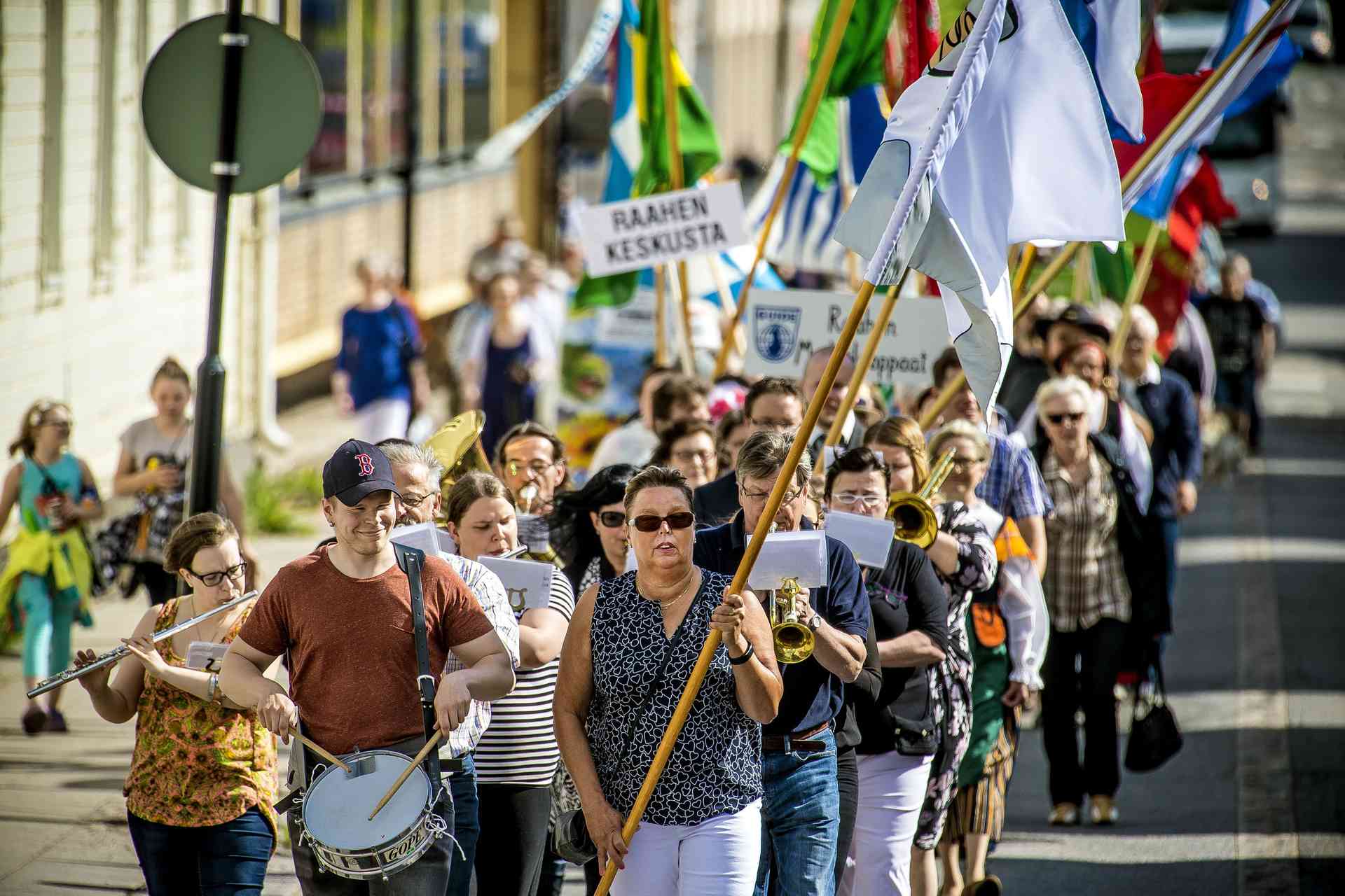 Raahen Marssilla lippuja ja kylttejä suosittiin ennemmin, kuin silmiinpistäviä asukokonaisuuksia.