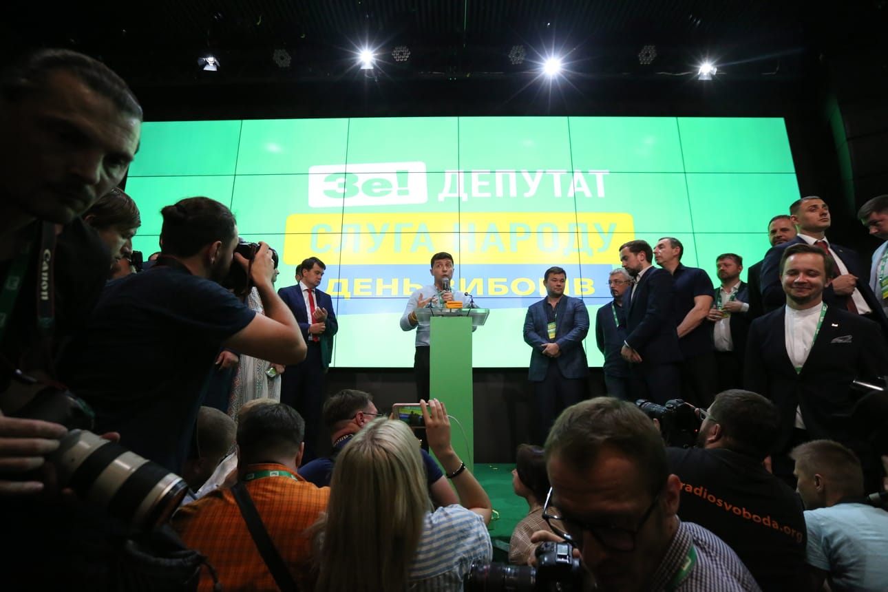 Ukrainan presidentti Volodymyr Zelenskyin puolue seurasi vaalitulosta sunnuntaina. Puolue selviytyi vaaleista voittajana ja saa enemmistön maan parlamentissa.