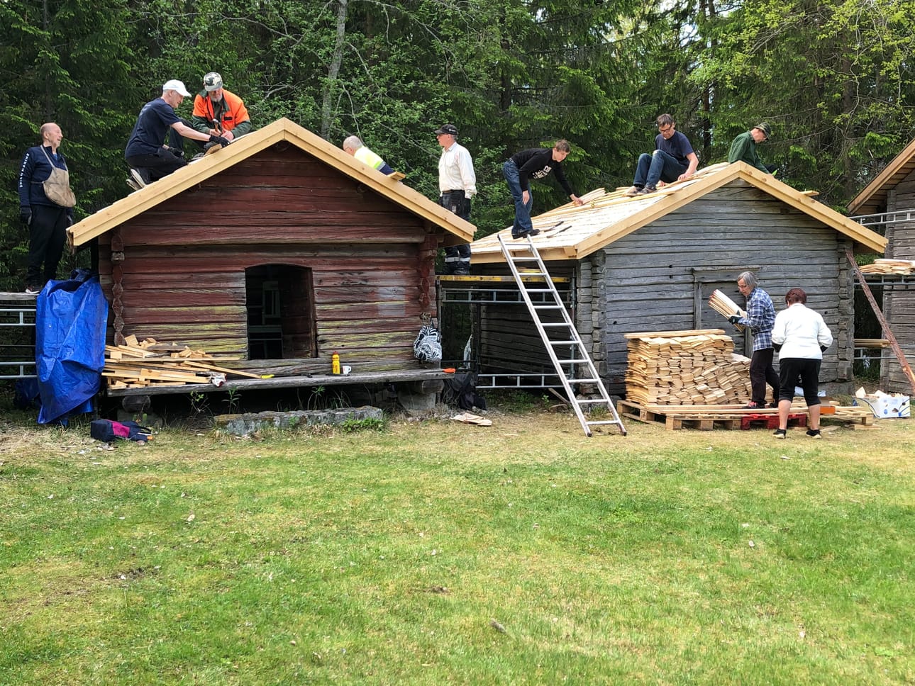 Töysä-Seuran museolla pärekattotalkoissa kesäkuussa 2026.