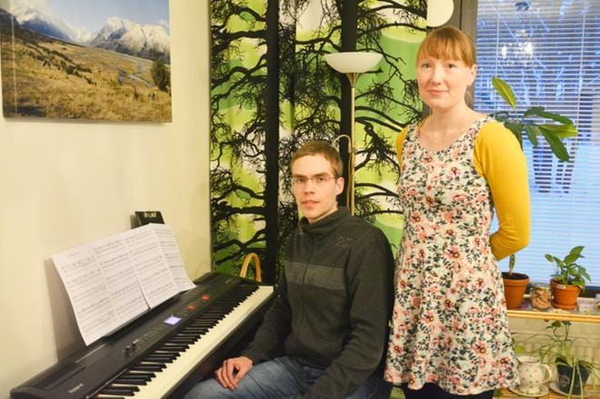 Kuortanelaiset Harri ja Joanna Luoma ovat kumpikin harrastaneet musiikkia pitkään, mutta he ovat tehneet yhdessä vasta muutamia kappaleita. KUVA: MIINA HAKALA