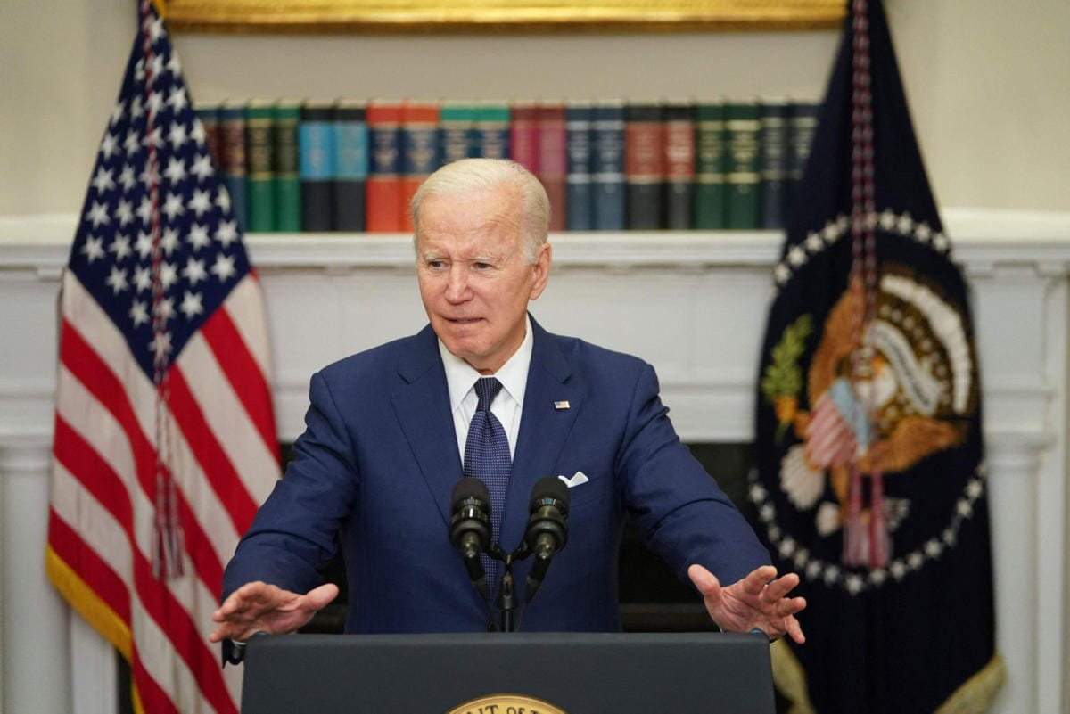 Yhdysvaltain presidentti Joe Biden (kuvassa) aikoo vierailla kouluampumisen järkyttämässä Texasissa lähipäivinä puolisonsa Jill Bidenin kanssa. LEHTIKUVA/AFP