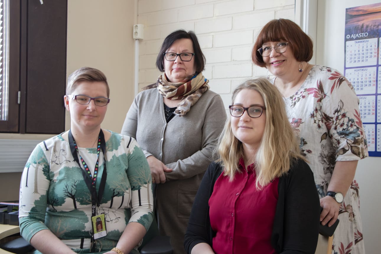 Sosiaali- ja terveyspiiri Helmen sosiaalipuolella halutaan kuulla, mitä kuuluu sekä perheiden, kuin aikuistalouksien orona-arkeen. Pyhäntäsille tuttuja vastaajia ovat Piia Ylimäki, Merja Arola ja Sirpa Salmivaara. Edessä oikealla istuva Karita Pietikäinen on Pyhännän porukan uusi kasvo. Hän vastaa toimistosihteerinä hallintopuolen töistä ja muun muassa laskutuksesta.