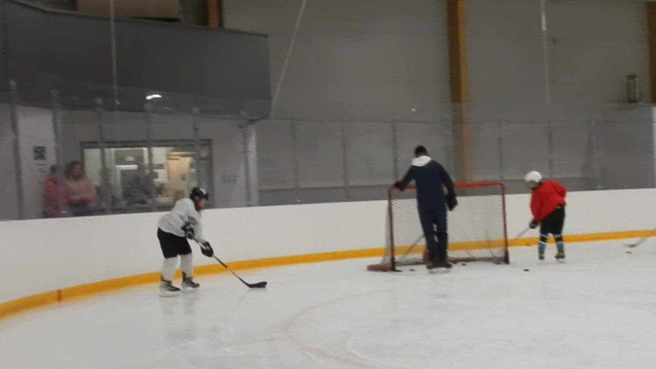 Haapaveden Huskit harjoittelevat Viiman alla tekniikkaa ja taitoa.