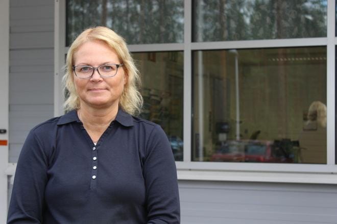 Marjo Lindfors on osastopäällikkönä Hartwallin tehtaalla Karijoella, josta hän on kotoisin. KUVA: LOTTA KALLIO